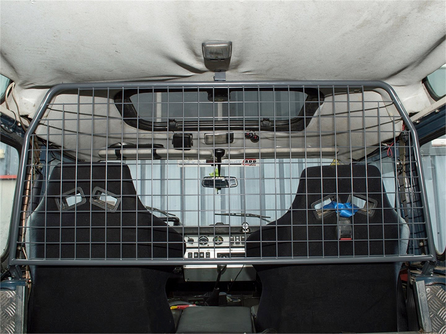 Defender 90 & 110 (87-16) Dog Guard